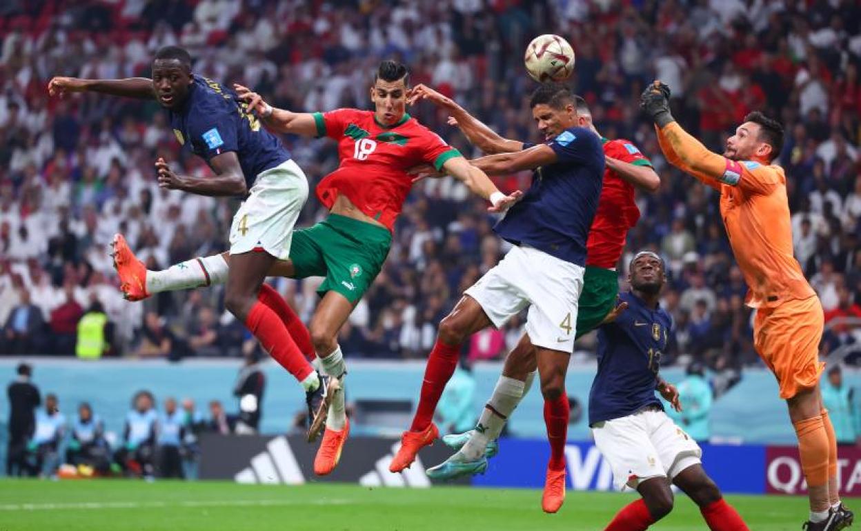 Raphael Varane (3i) e Ibrahima Konaté (i), dos de los afectados por la gripe en la selección francesa. 