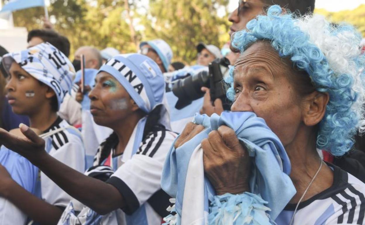 Aficionados argentinos celebran el pase de la Albiceleste a la final del Mundial de Qatar. 