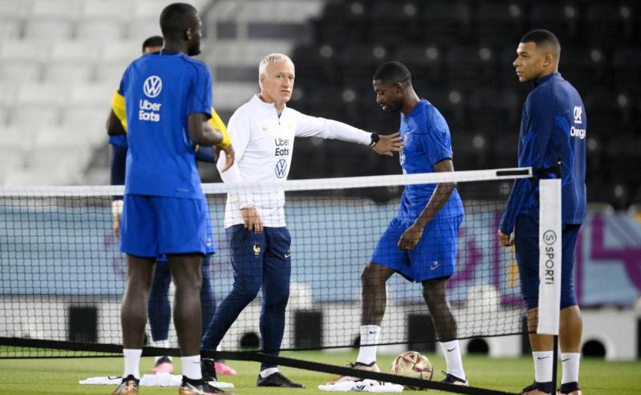 Didier Deschamps dirige una sesión de entrenamiento de Francia.