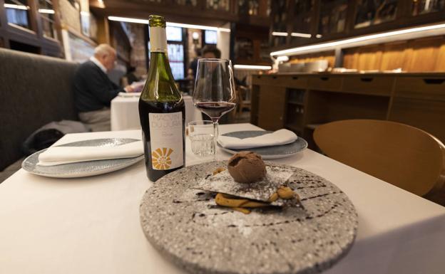 Tarta fea. Láminas de caramelo, crema de tofe, helado de chocolate y sirope de lima, con un vino muy expresivo. 