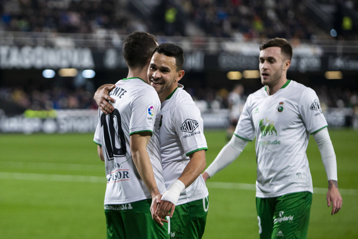 Íñigo Vicente, Matheus y Dani Fernández, se felicitan tras el primer gol del encuentro