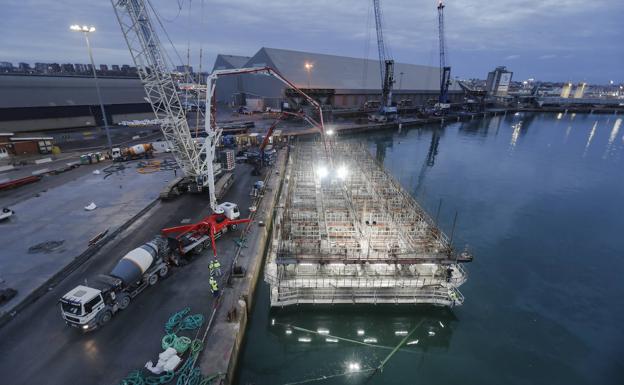 El tránsito de camiones es permanente en el Puerto porque se precisa un bombeo continuo de hormigón sobre los cajones.