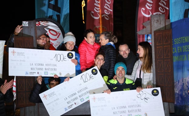 Imagen principal - Premiados en la prueba por equipos, y Guillermo Ramos y Tamara Crespo entrando ganadores en meta 