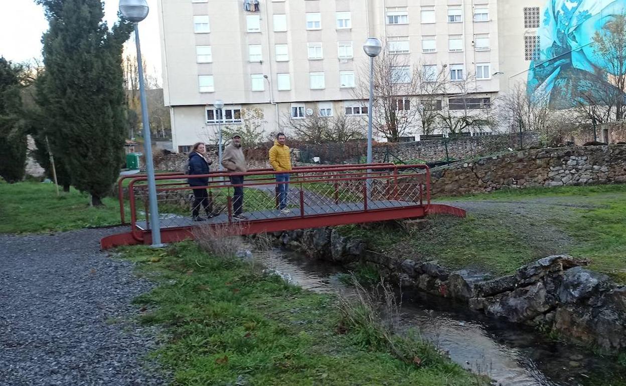 Algunos de los propietarios de viviendas en Las Fuentes señalan como se está deformando el terreno bajo sus pies. 