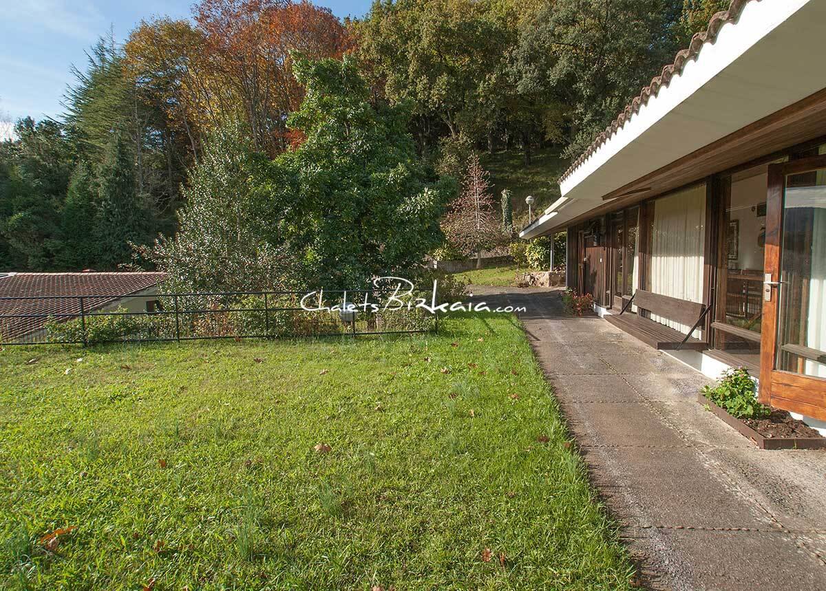 La casa, de 473 metros cuadrados construidos, incluidas dos magníficas terrazas de 100 metros cuadrados cada una, se ubica en una finca de 944 metros cuadrados. Cuenta con un diseño peculiar que combina señas de identidad de la nueva arquitectura vasca, reminiscencias de la casa tradicional de la zona, el baserri, e influencias asiáticas, por el estilo de su jardín. Fue obra del arquitecto Juan de Madaraga.