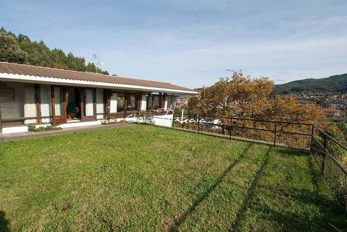 La casa, de 473 metros cuadrados construidos, incluidas dos magníficas terrazas de 100 metros cuadrados cada una, se ubica en una finca de 944 metros cuadrados. Cuenta con un diseño peculiar que combina señas de identidad de la nueva arquitectura vasca, reminiscencias de la casa tradicional de la zona, el baserri, e influencias asiáticas, por el estilo de su jardín. Fue obra del arquitecto Juan de Madaraga.