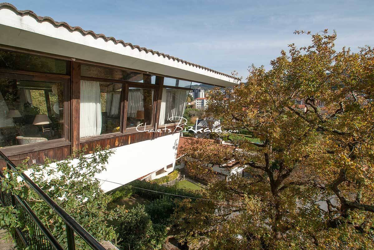 La casa, de 473 metros cuadrados construidos, incluidas dos magníficas terrazas de 100 metros cuadrados cada una, se ubica en una finca de 944 metros cuadrados. Cuenta con un diseño peculiar que combina señas de identidad de la nueva arquitectura vasca, reminiscencias de la casa tradicional de la zona, el baserri, e influencias asiáticas, por el estilo de su jardín. Fue obra del arquitecto Juan de Madaraga.