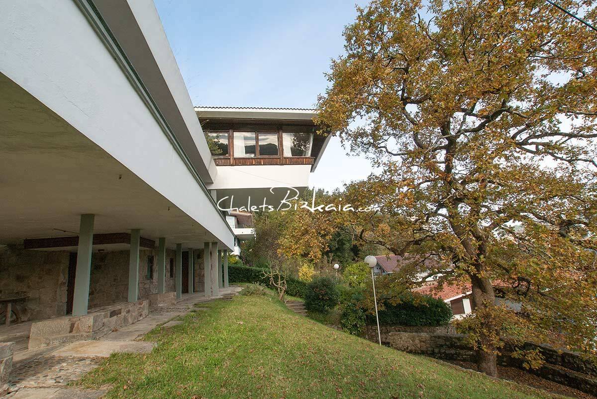 La casa, de 473 metros cuadrados construidos, incluidas dos magníficas terrazas de 100 metros cuadrados cada una, se ubica en una finca de 944 metros cuadrados. Cuenta con un diseño peculiar que combina señas de identidad de la nueva arquitectura vasca, reminiscencias de la casa tradicional de la zona, el baserri, e influencias asiáticas, por el estilo de su jardín. Fue obra del arquitecto Juan de Madaraga.