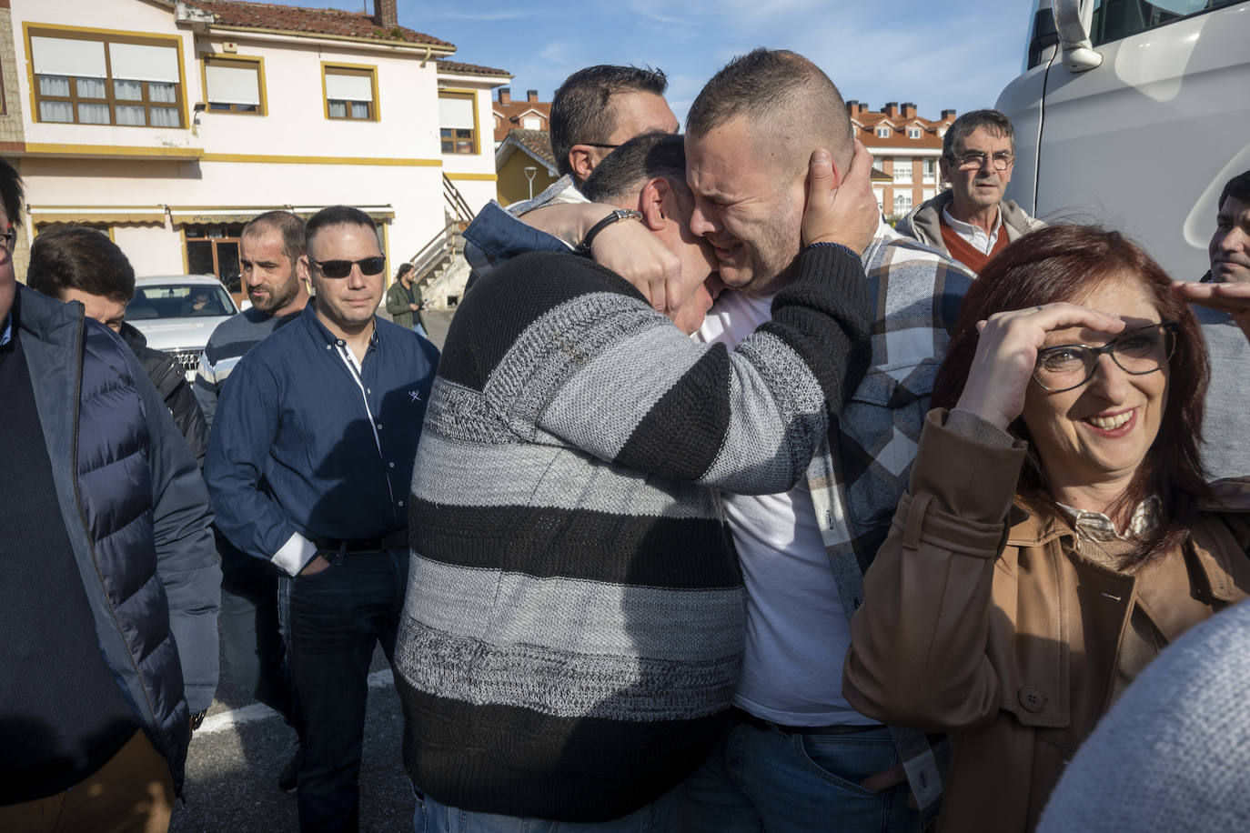 Victoriano y Gerardo se abrazan