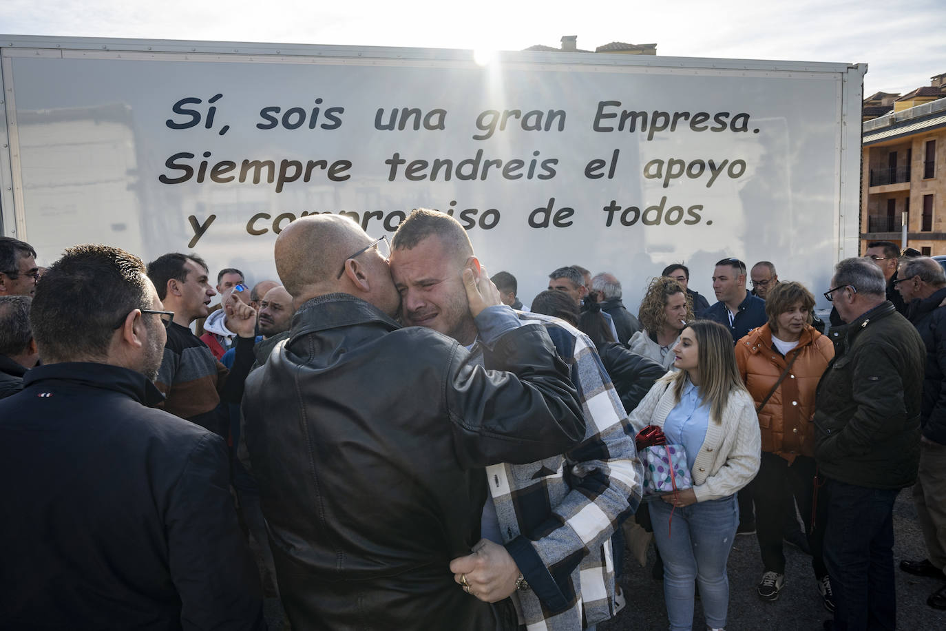 Los hermanos Saiz rompieron a llorar cuando vieron a sus empleados agolpados a ambos lados de la carretera, escoltados por esos cinco vehículos