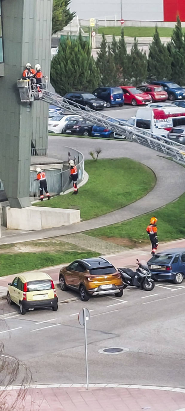 Los bomberos de la capital, desde la cesta de su camión escala, han intentado asegurar las que todavía aguantaban en la pared de la iglesia