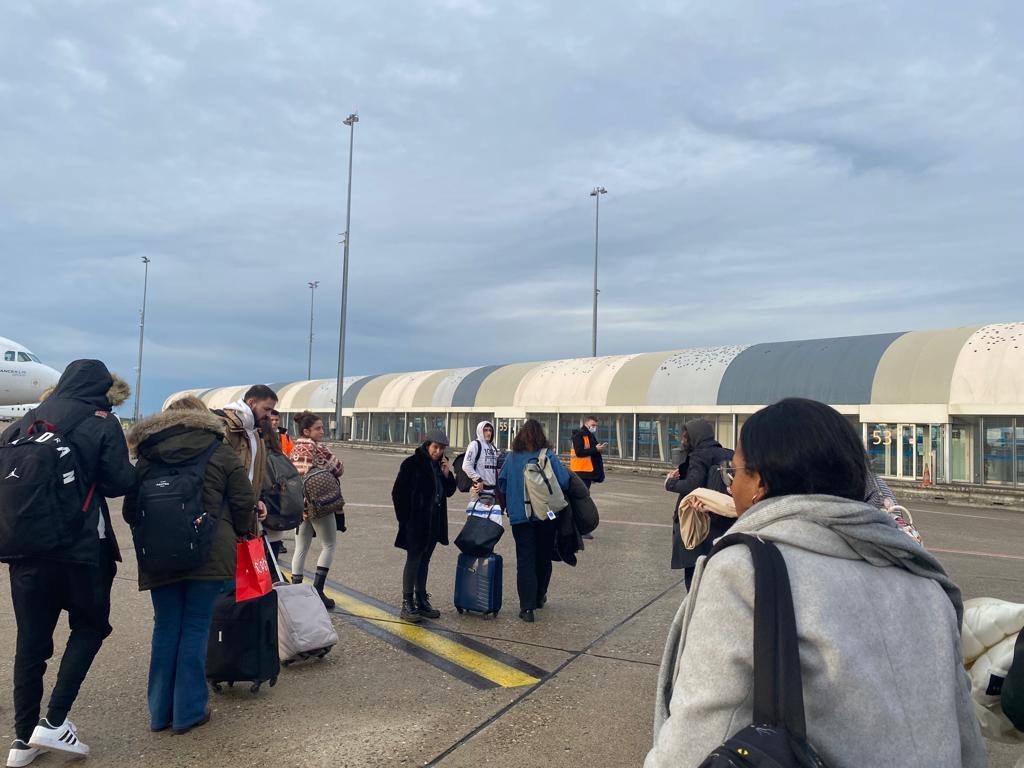 Algunos pasajeros esperan el autobús que los ha recogido en el aeropuerto de Burdeos.