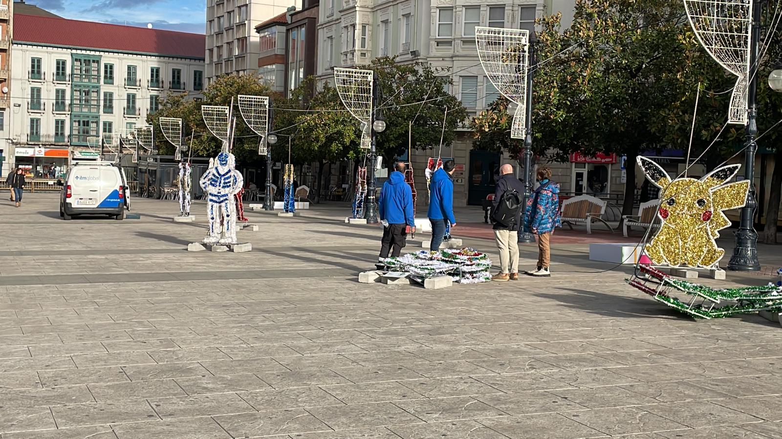 El fuerte viento que sopla en Torrelavega ha derribado alguna de las figuras navideñas iluminadas que estaban en el boulevard Demetrio Herrera.