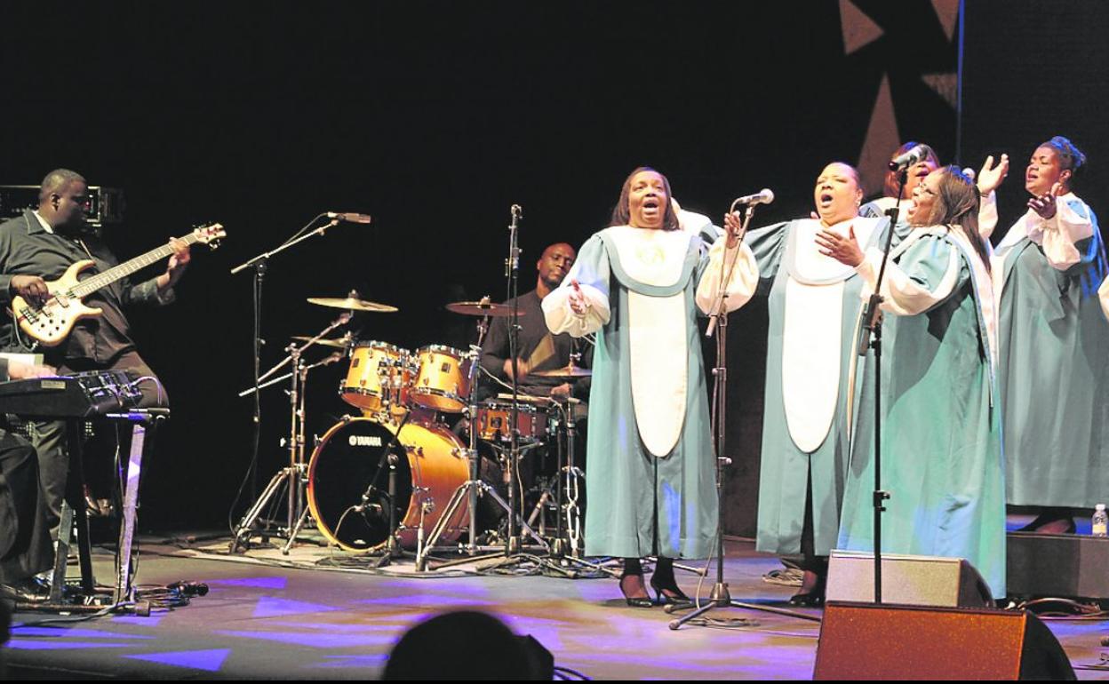 The Black Heritage Choir homenajea a Aretha Franklin en su espectáculo . 