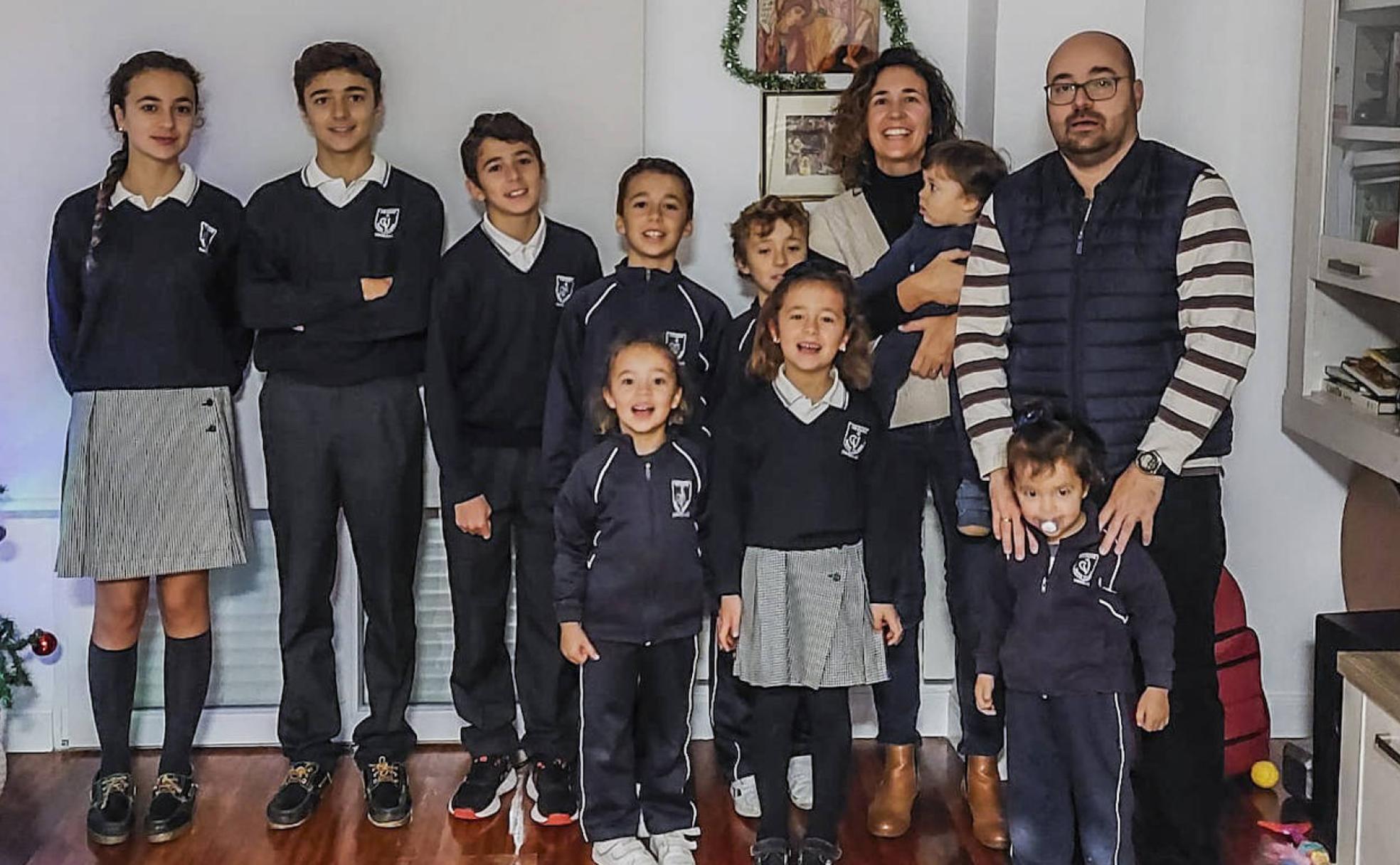 LA FAMILIA NUMEROSA DE SIEMPRE. Esteban Campelo, María Teresa de Jesús Martínez Uriarte y sus nueve hijos. El hecho de que todos los chavales estudien en el mismo colegio facilita bastante las cosas. Además, la madre es profesora allí. 