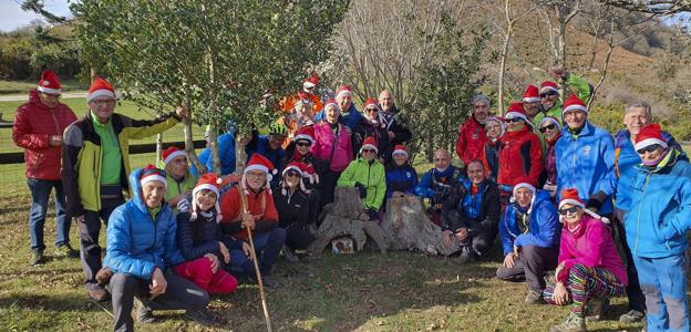 Los participantes que colocaron el Nacimiento junto al refugio de montaña del monte Brazo, en Los Corrales.