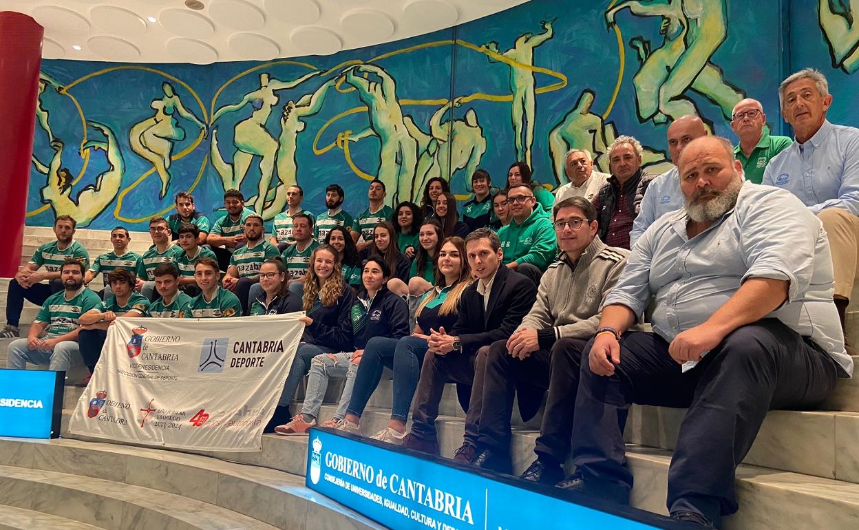 Los integrantes de la familia verde, junto a Felipe Pérez -segundo por la derecha en la fila inferior- y Mario iglesias -tercero-, en el Palacio de Festivales.