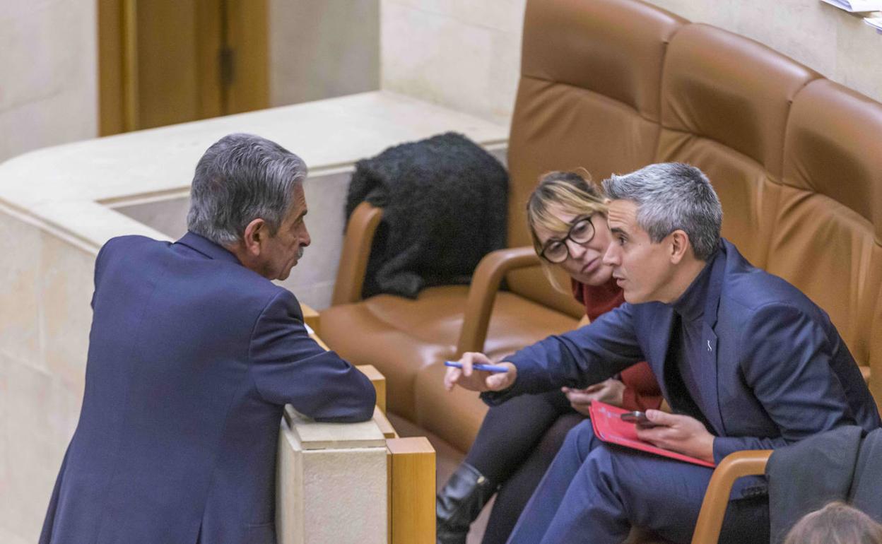 Revilla charla con Zuloaga en presencia de la consejera Gómez de Diego antes de la sesión. 