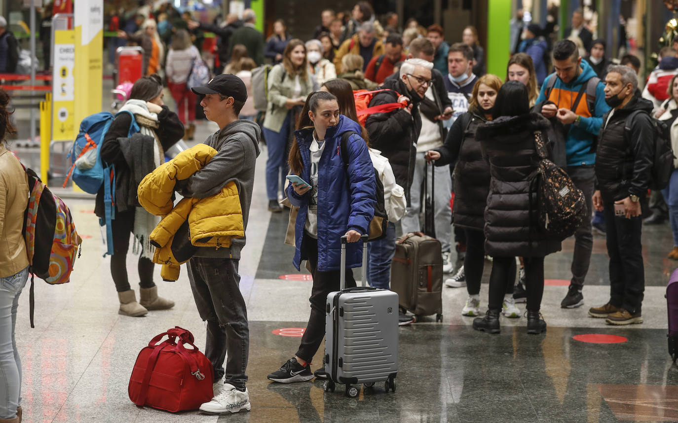 El viaje frustrado provocó caras largas y desconcierto entre los pasajeros afectados. No entendían que su vuelo no hubiese podido aterrizar cuando un cuarto de hora antes el proveniene de Madrid lo había hecho sin mayores problemas.