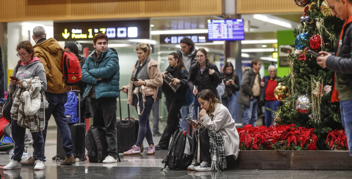 Tiempos muertos: los pasajeros tuvieron que aguardar una hora antes de conocer la alternativa que les ofrecía Ryanair.