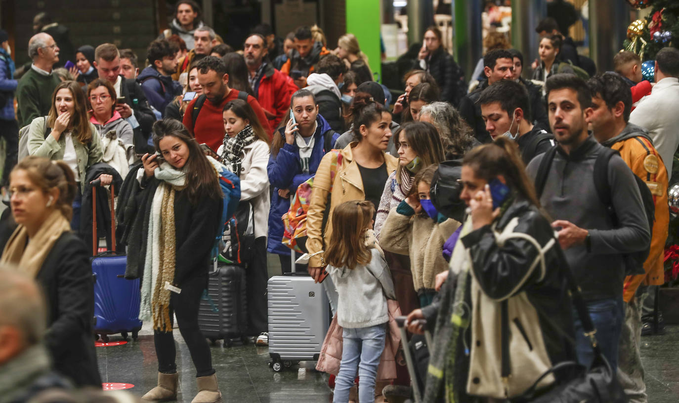 Muchos jóvenes, entre ellos muchos estudiantes, aprovechan estas fechas para regresar a su casa por las fiestas.