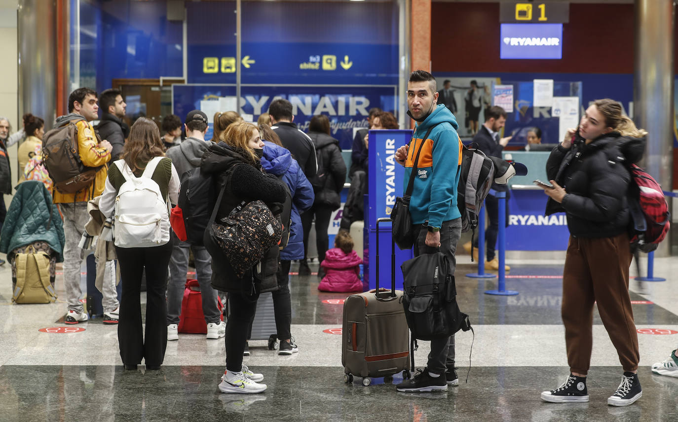 Paciencia. La tramitación de la documentación para el vuelo alternativo se desarrolló con lentitud.