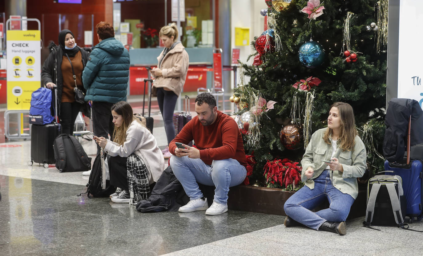 Navidades... en tierra. El ambiente navideño del aeropuerto contrastó con el disgusto de quienes iban a perder al menos un día de estancia en sus vacaciones.