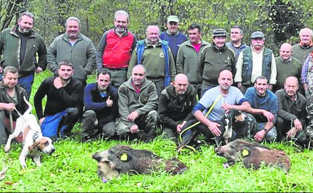 Miembros de la cuadrilla 163, dirigida por Manuel Udías, con el resultado de una cacería en el monte de Fresneda Gesía durante la presente temporada. 