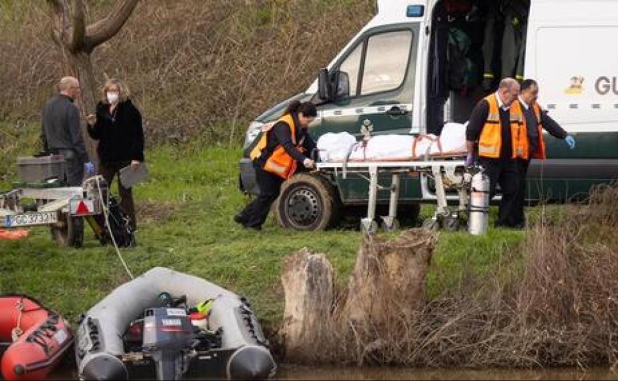 La Guardia Civil transporta el cadáver de Beatriz Cantos tras ser rescatada del Duero.