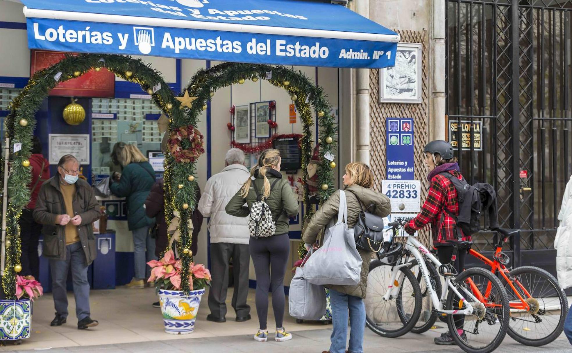 Vista de la entrada a la Administración número 1, en la calle Calvo Sotelo, en Santander. 