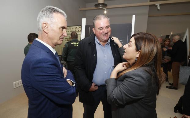 Víctor González Huergo, Joaquín Samperio y María José Sáenz de Buruaga conversan en la muestra.