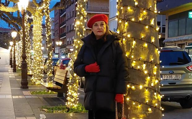 Imagen principal - Los primeros días de las luces de Navidad de este año en Torrelavega. 