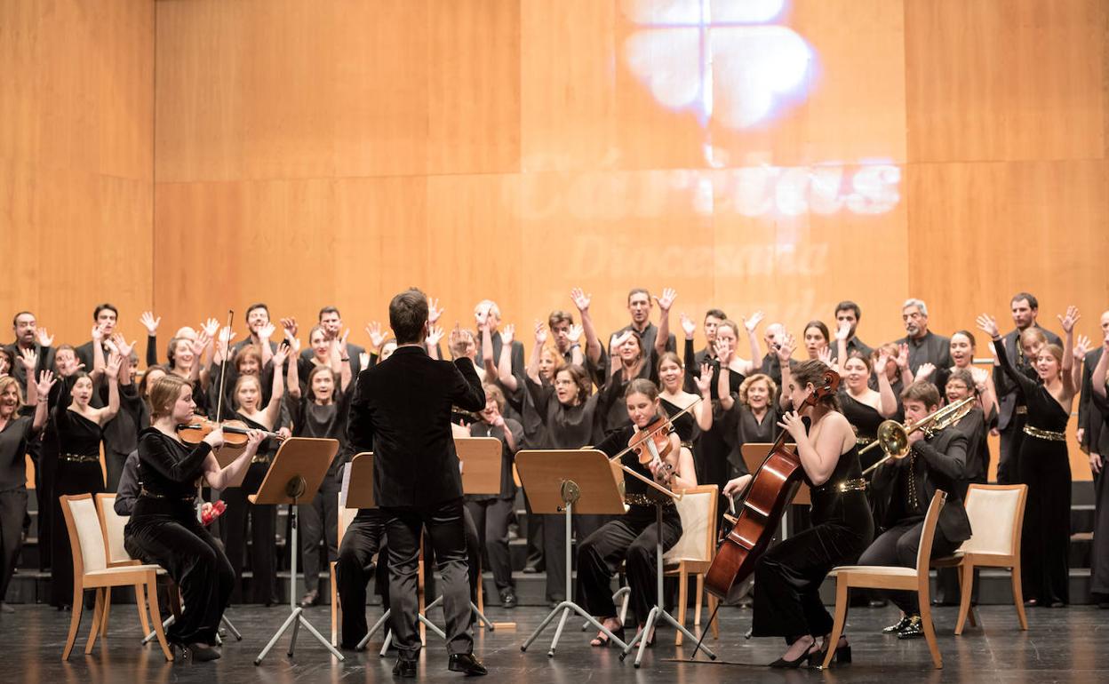 75 aniversario de Cáritas. El Coro Joven y el Lírico de Santander unieron sus voces por primera vez para ofrecer un concierto en el Palacio de Festivales a beneficio de Cáritas. Dirigido por César Marañón y Elena Ramos, se interpretaron músicas de todo el mundo, óperas y zarzuelas. 