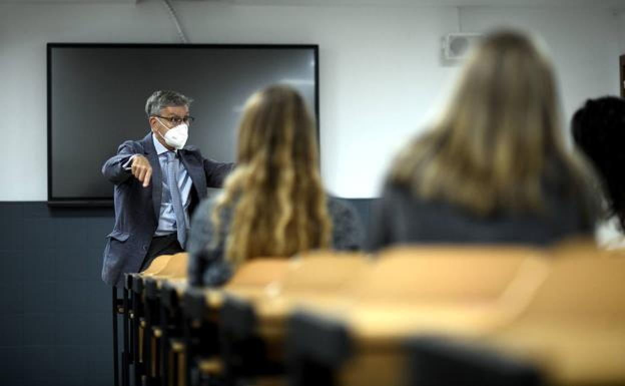 Un profesor da clase en la Facultad de Humanidades y Ciencia de la Comunicación del CEU. 