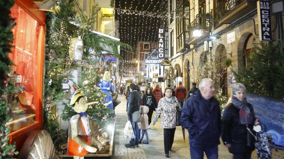 Las calles brillan entre la iluminación y los escaparates. 