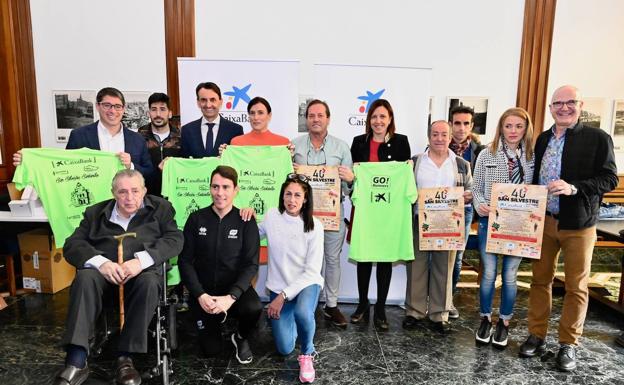 El concejal de Deportes, Felipe Pérez Manso, junto a organizadores y participantes de la prueba. 