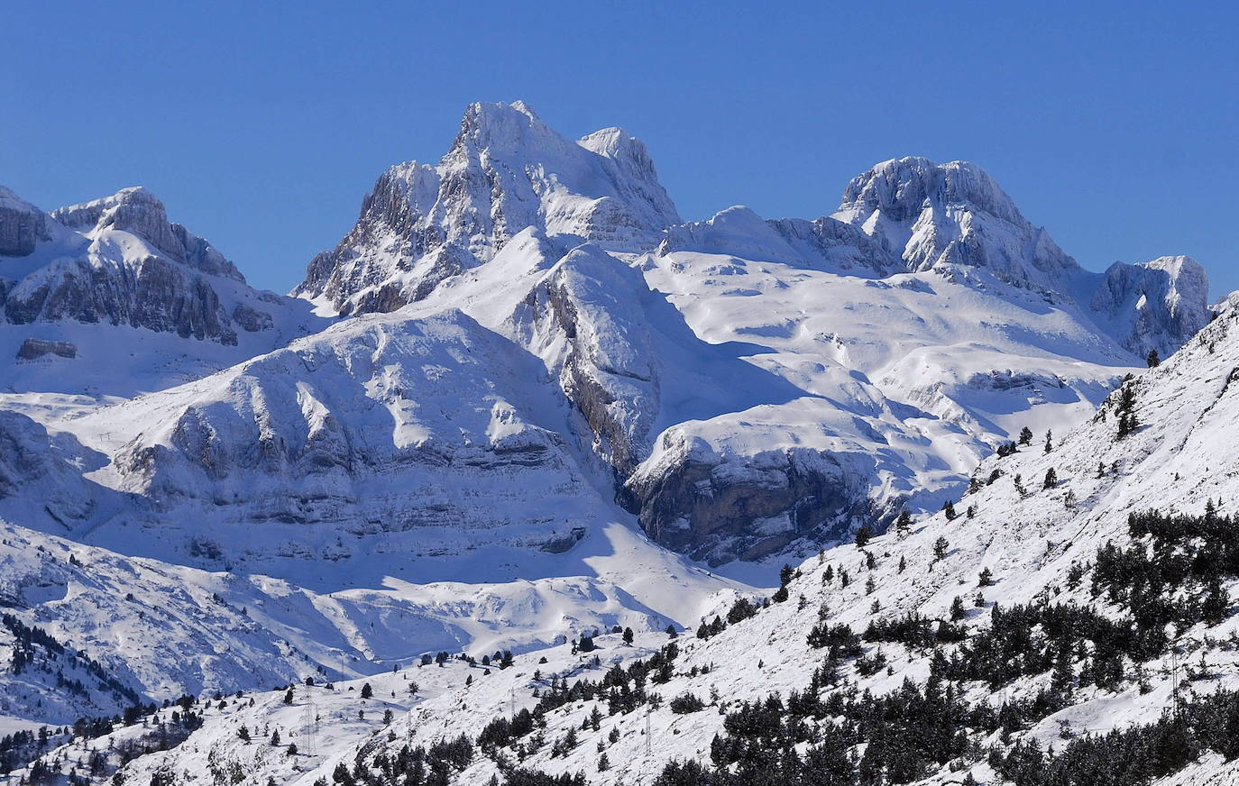 En cuanto al territorio nacional, la estación de Candanchú, en el Pirineo aragonés, ha sido elegida como la mejor del país por primera vez en la historia de los premios.