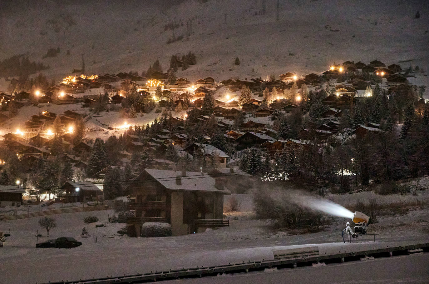 Verbier ha sido elegida la mejor estación del mundo en los World Ski Awards de este año. Es una de las estaciones más exclusivas de Suiza, situada en el cantón de Valais. Destaca por sus famosas pistas de esquí, sus casitas de madera y sus hermosos paisajes cubiertos de blanco.