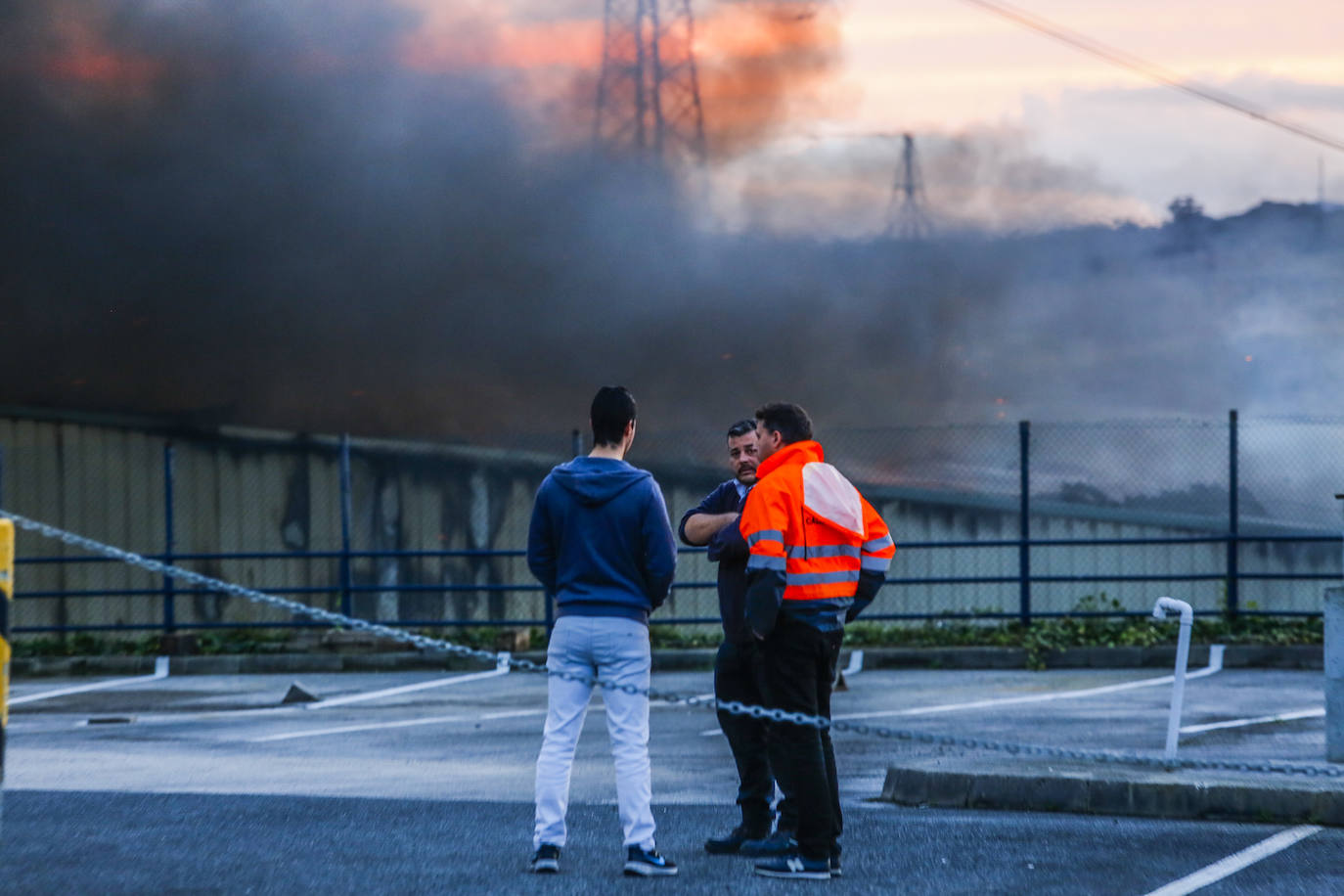 Fotos: Arde una nave de residuos en Cacicedo de Camargo