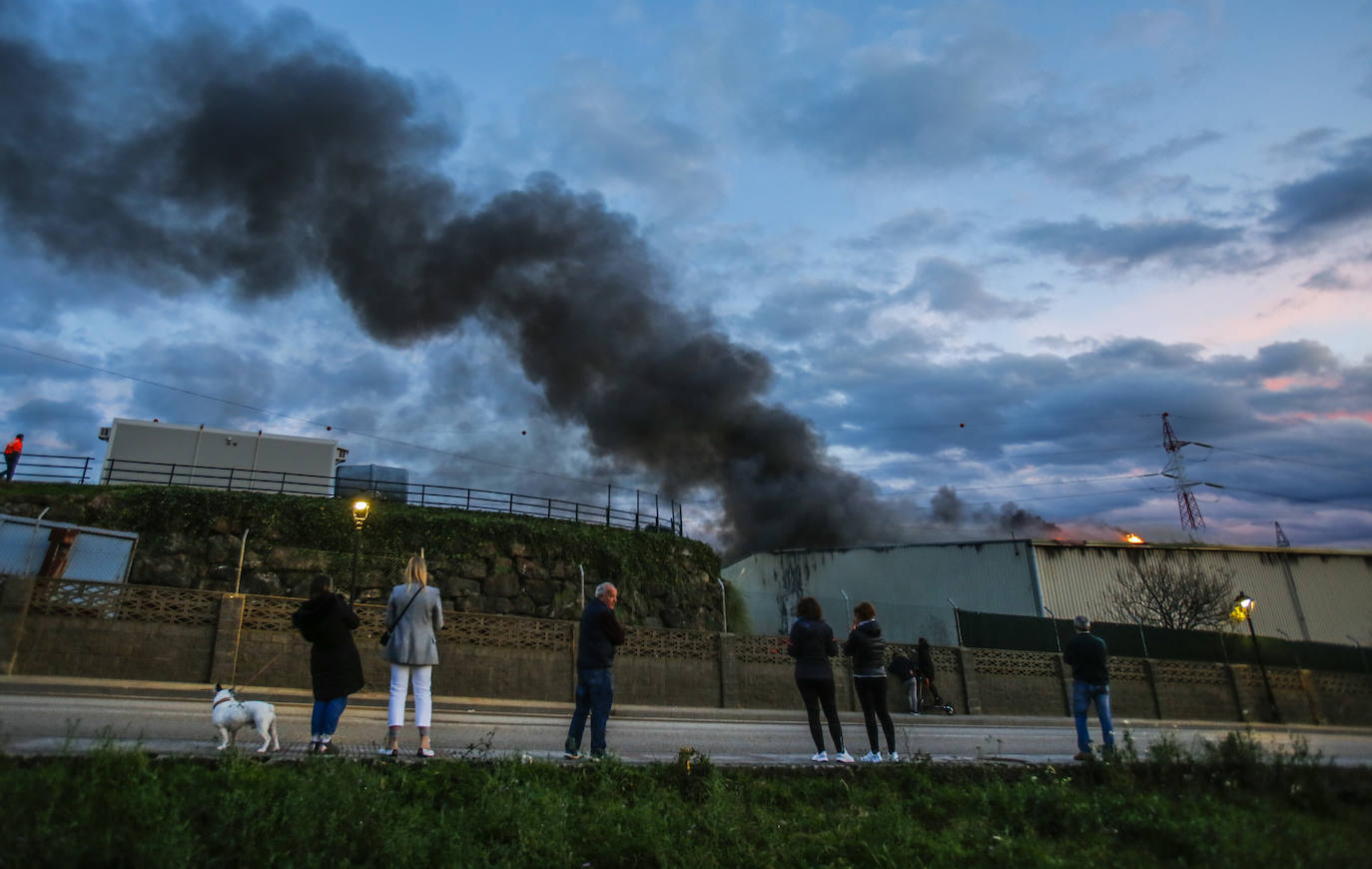 Fotos: Arde una nave de residuos en Cacicedo de Camargo