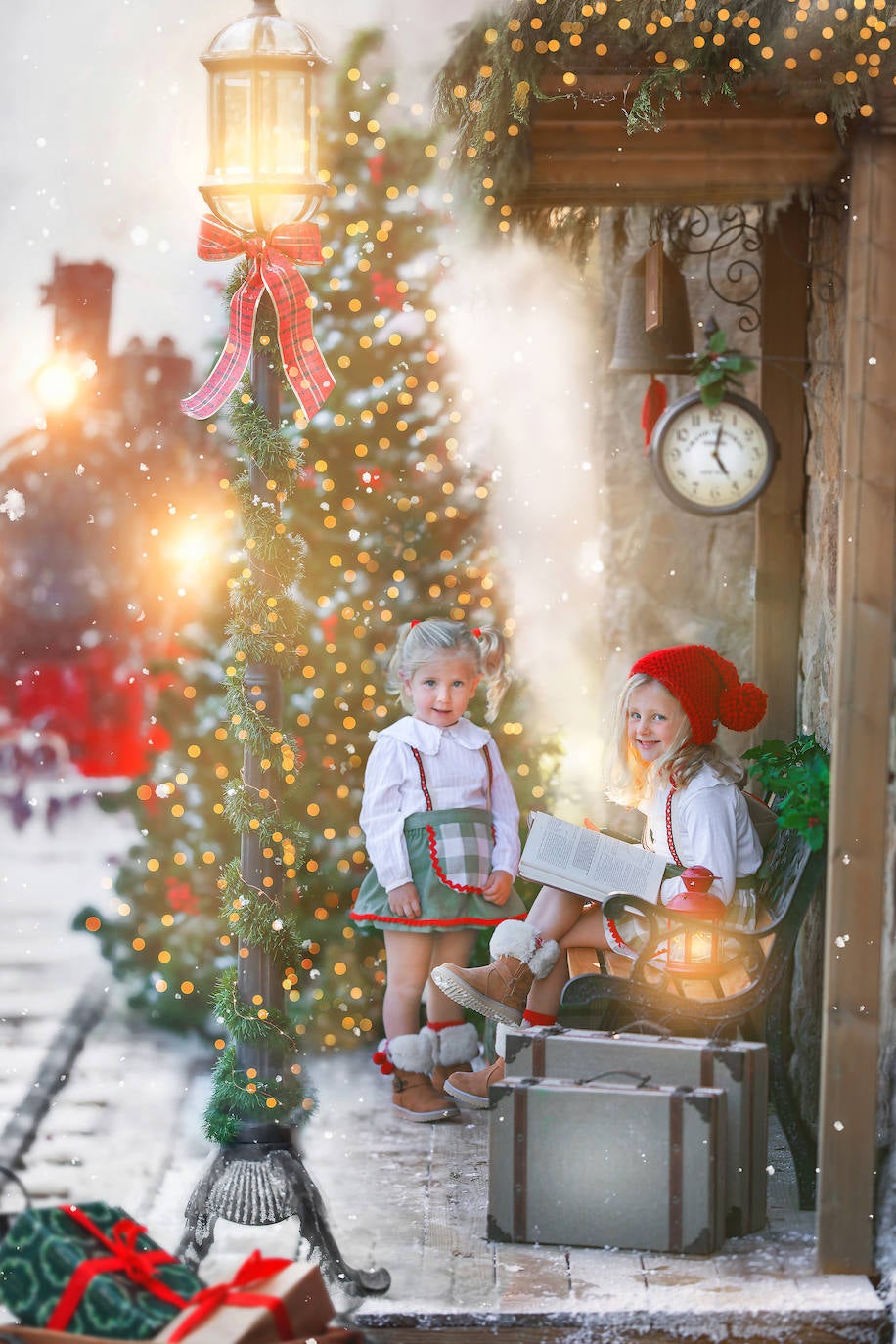 Naiara Tejedor Pérez envía esta foto de Chloe y Olivia esperando con muchísima ilusión la llegada del Polar Express para ir al Polo Norte a conocer a Papa Noel. Las tres envían este mensaje a los lectores: "Miremos a los ojos de los niños y dejémonos llevar a sus mundos de fantasía".