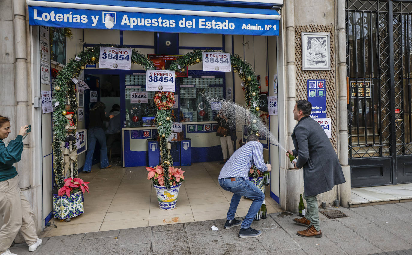 Fotos: Doble celebración en Calvo Sotelo, tras vender un cuarto y un quinto premios