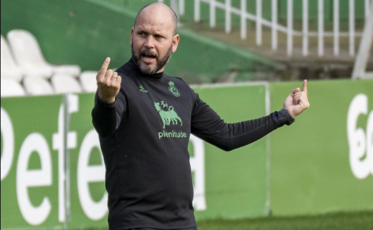 José Alberto, en su último entrenamiento en Santander, en Los Campos de Sport, antes de viajar a Linares. 