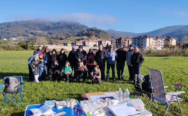 Imagen principal - La jornada deparó momentos de mucha plasticidad con los ejemplares cuidadosamente tratados antes de su anillado 