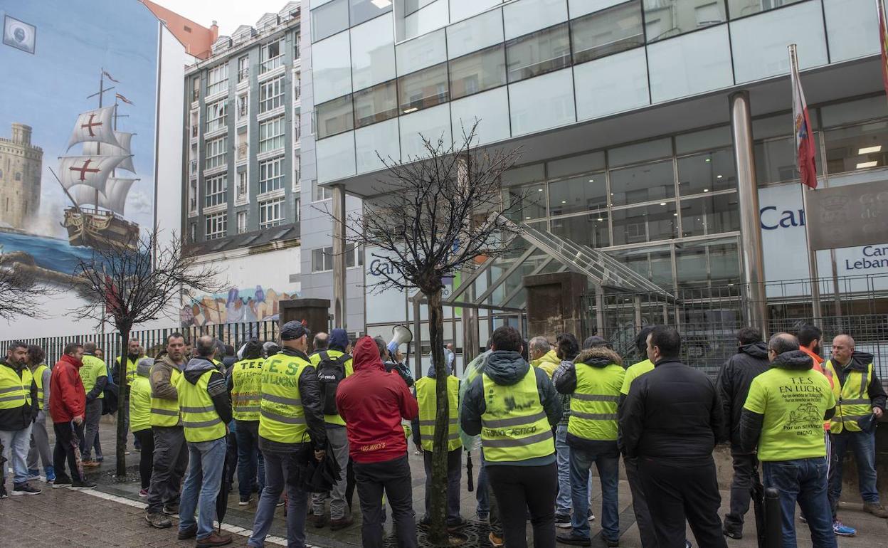 Trabajadores de Ambuibérica en una de las numerosas protestas que han protagonizado.