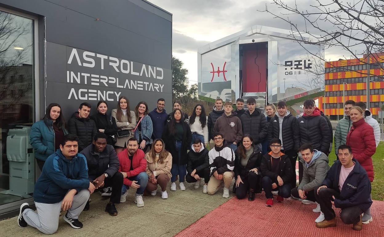 Las instalaciones de Astroland reciben a los grupos del IES Valle de Camargo