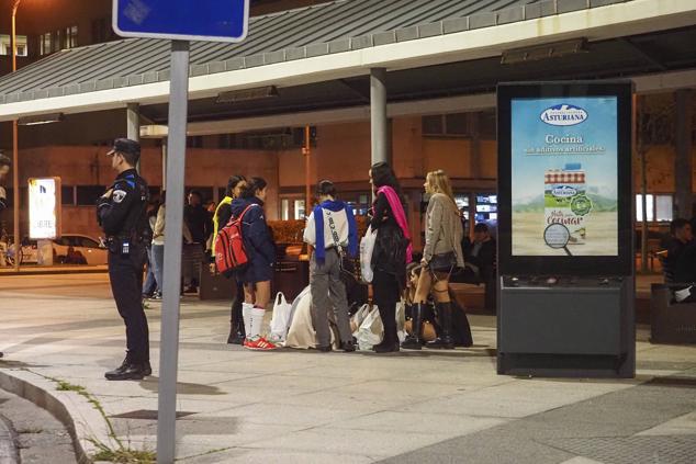 Los agentes municipales no permitieron a los grupos de jóvenes pararse en el parque