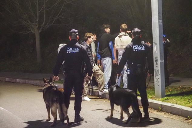 Los agentes municipales no permitieron a los grupos de jóvenes pararse en el parque