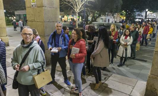 Una larga fila de lectores aguardaba a las puertas de Gil para la firma de sus libros.