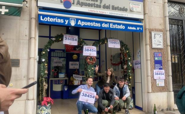 Los 'hermanos de la suerte' entregan un doble premio en Calvo Sotelo: un quinto y un cuarto